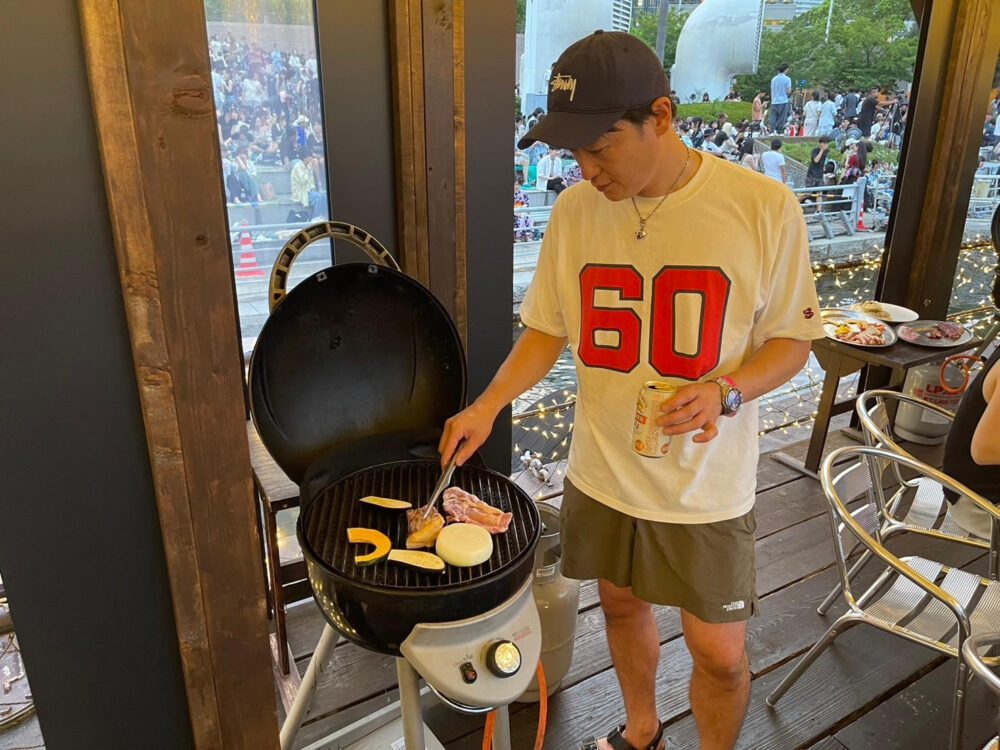 BBQ肉を焼くパパ